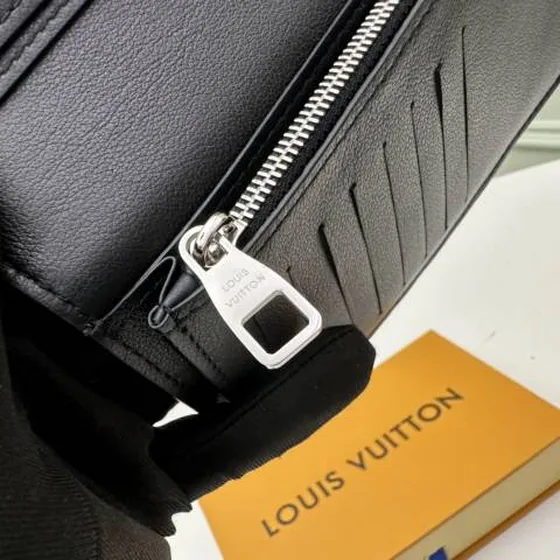 Louis Vuitton M58192 Schwarz 10 x 19 x 2 everyday