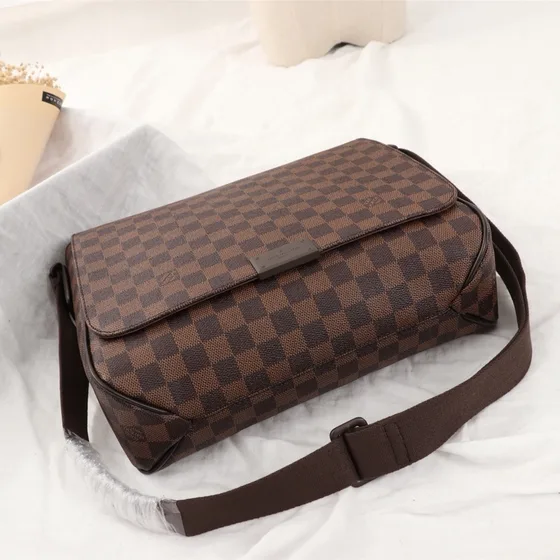 Louis Vuitton District Mm Marrone Crossbody
