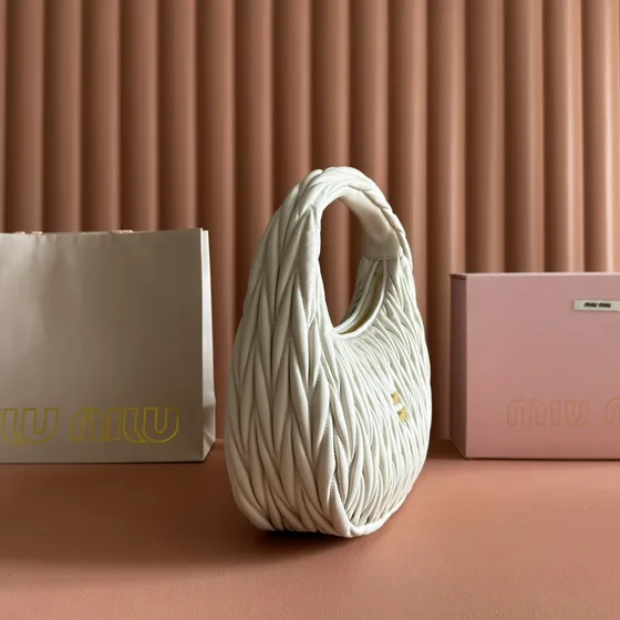 Miu Miu Miu Wander Matelassé Nappa Leder Hobo Bag Weiß Hobo