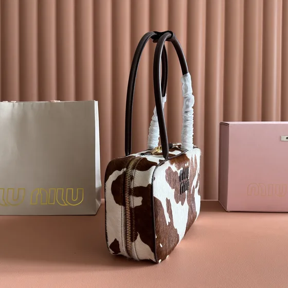 Miu Miu Beau Top Handle Bag بني And أبيض Cow Print Top Handle