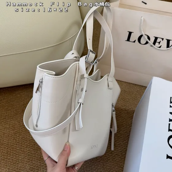 Loewe Hammock Flip Bag Wit 16×22cm Bovenhandgreep