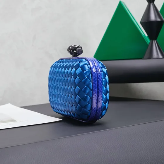 Bottega Veneta Intreccio Satin Knot Clutch Blå Clutch