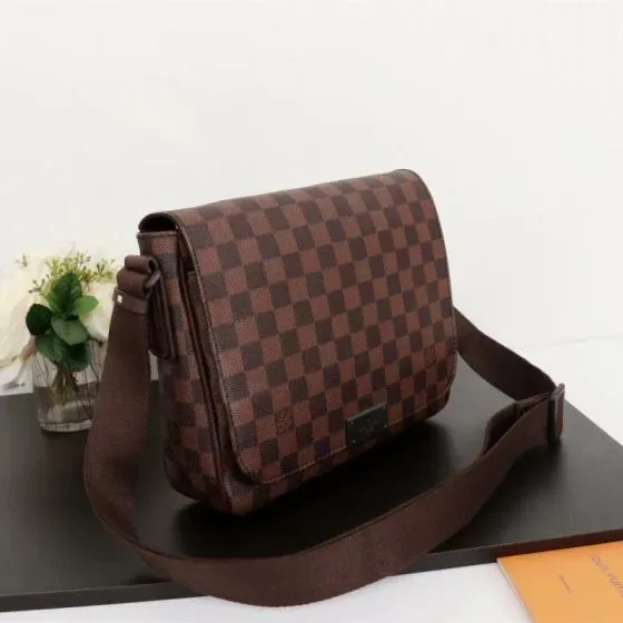 Louis Vuitton District Pm Marron Crossbody