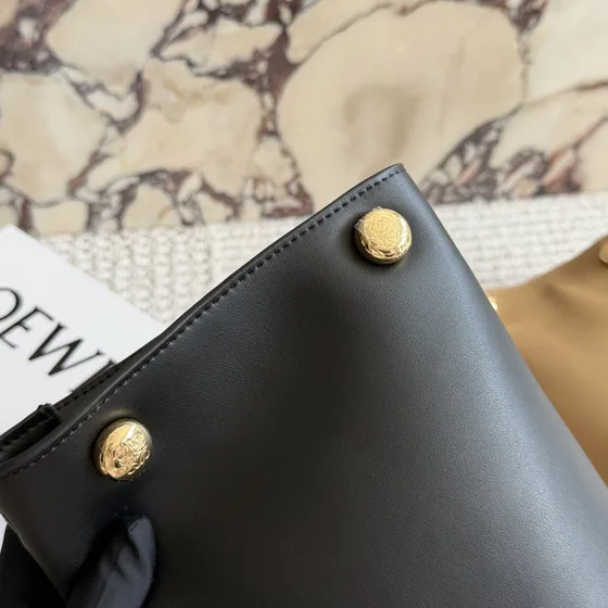 Loewe Pebble Dice Pocket Schwarz Etui