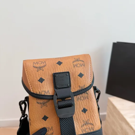 MCM Visetos Mini Bolsa transversal Cognac/Preto Crossbody