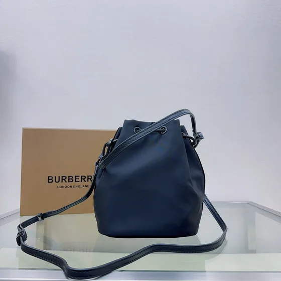 Burberry Logo Print Nailon Drawstring Estuche Bolso cruzado Negro Crossbody