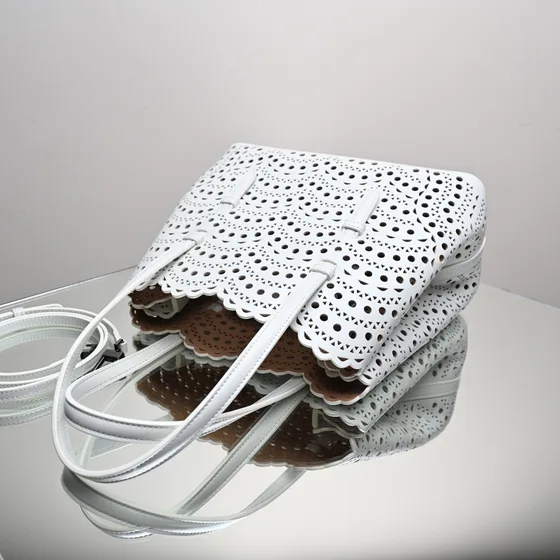 Burberry New Mina 25 Perforated Bolso tote Blanco 25 Bolso tote
