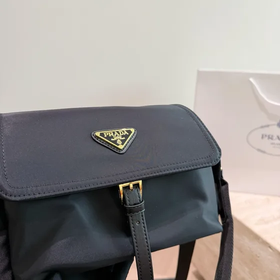 Prada Small Nylon Schultertasche With Flap Schwarz Schultertasche