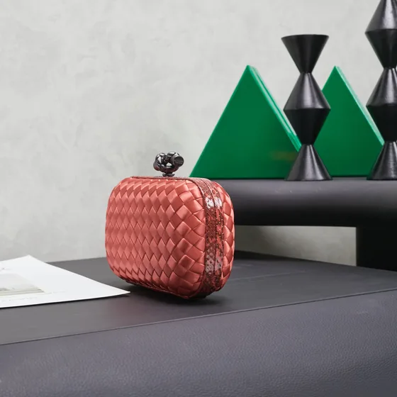 Bottega Veneta Intreccio Satin Knot Riñonera Coral Rosa Riñonera