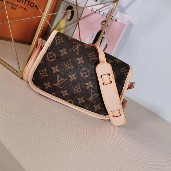 Louis Vuitton Saumur Bb Braun Monogram 15cm Crossbody-Tasche