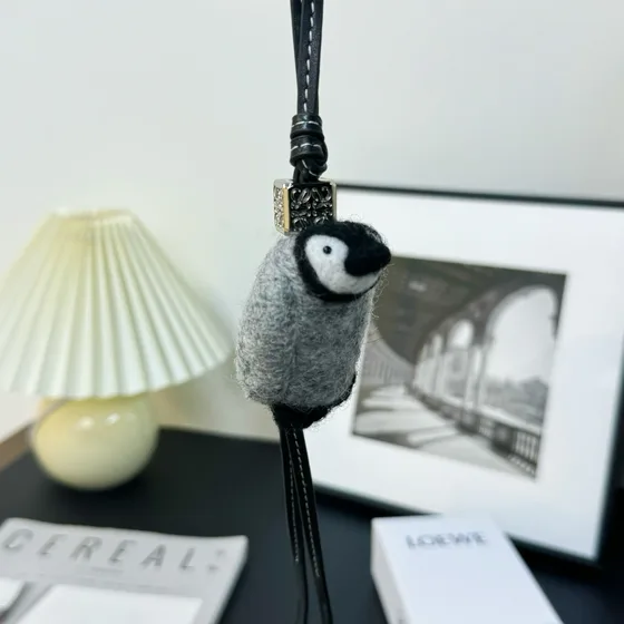 Loewe Penguin Charm Grå Etui