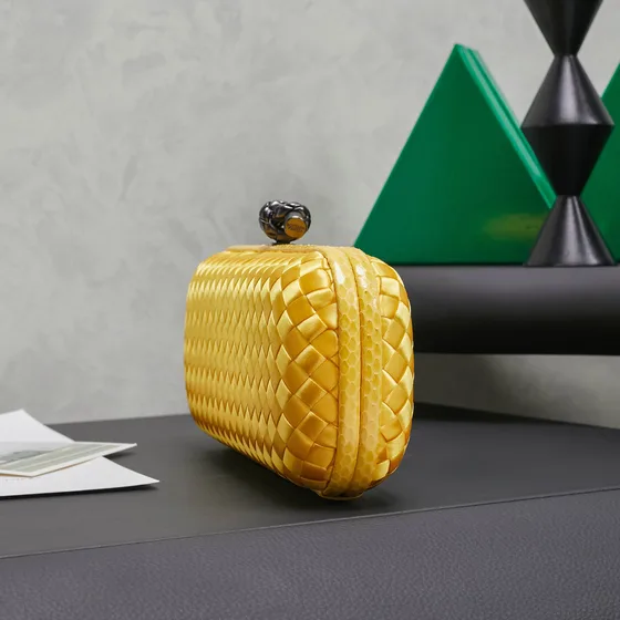 Bottega Veneta Intreccio Satin Knot Riñonera Amarillo Riñonera