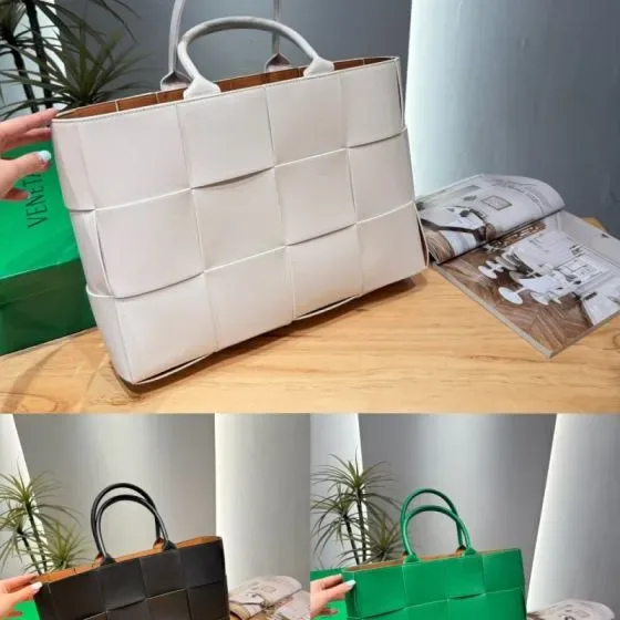 Bottega Veneta Arco Tote White Tote Bag
