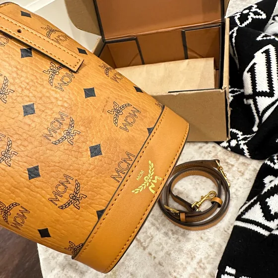MCM Aren Mini Сумка-ведро In Visetos Cognac/Коричневый Crossbody/Сумка на плечо