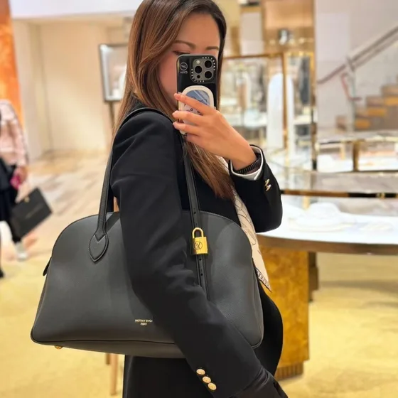 Louis Vuitton Alma Sort Skuldertaske