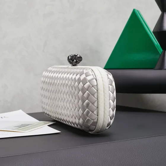 Bottega Veneta Intrecciato Satin Knot Clutch Silber Clutch