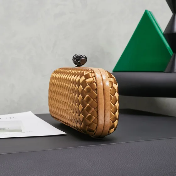Bottega Veneta Intreccio Satin Knot Riñonera Dorado Riñonera