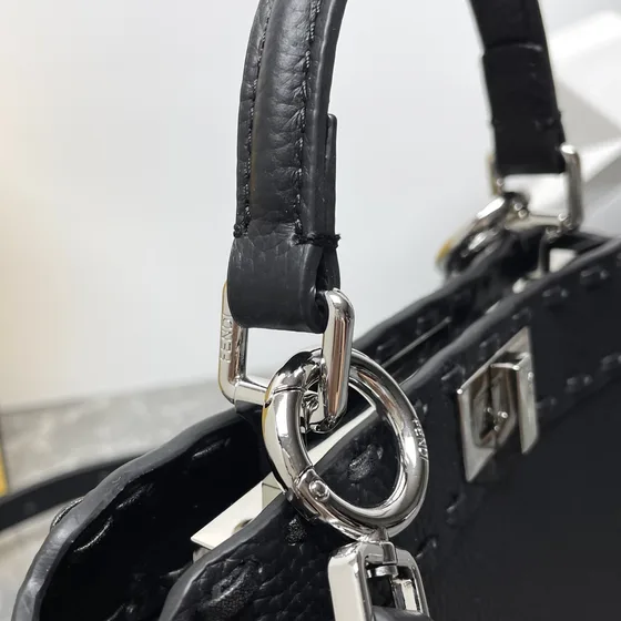 Fendi Peekaboo Iseeu Small Schwarz Henkel