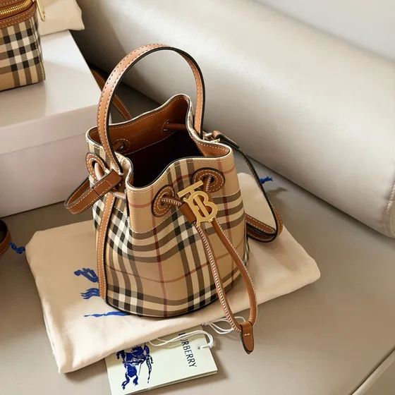 Burberry Tb Check Drawstring Beuteltasche Archive Beige Schultertasche