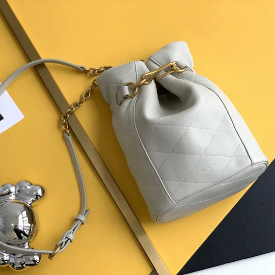 YSL Cc Quilted Drawstring Beuteltasche Light Beige Weiß Crossbody