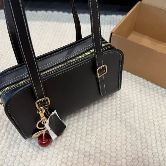 Coach Swing Zip Bag Black Shoulder Bag