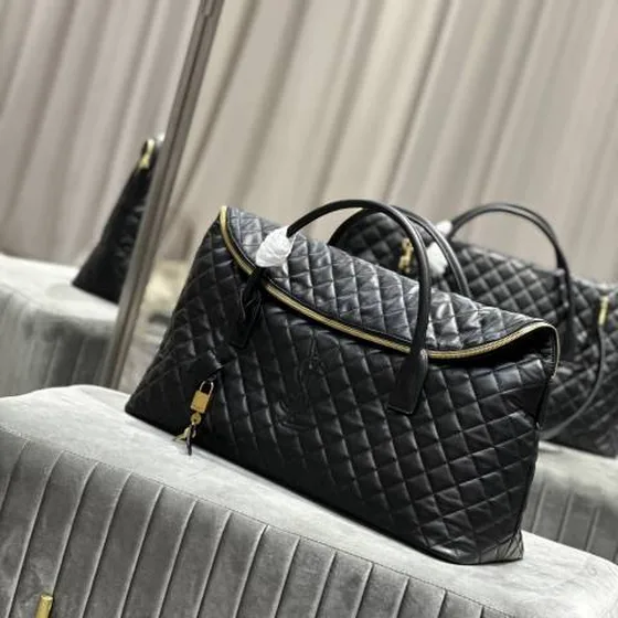 Saint Laurent Sort quilted skinn travel