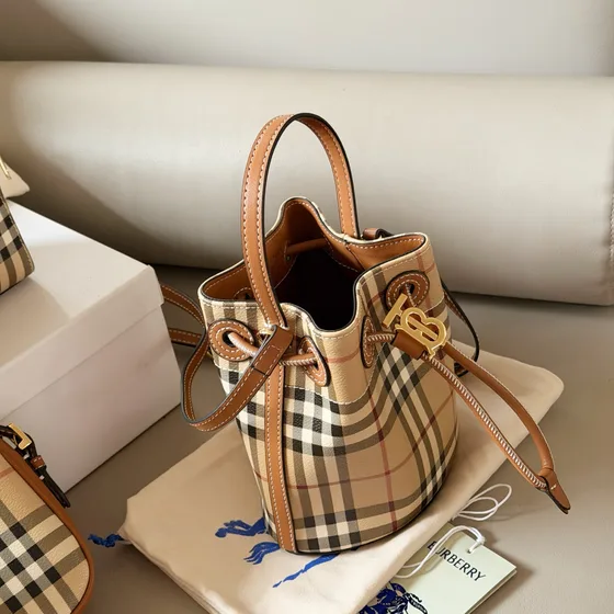 Burberry Tb Check Drawstring Beuteltasche Archive Beige Schultertasche