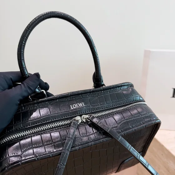 Loewe Amazona Black Top Handle