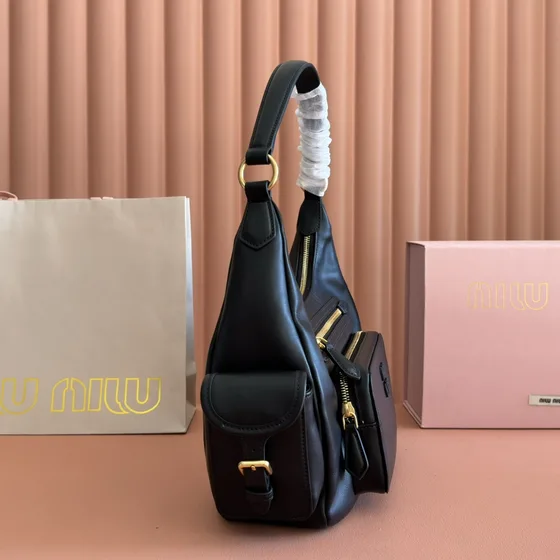 Miu Miu Cuir Pocket Hobo Bag Noir Hobo