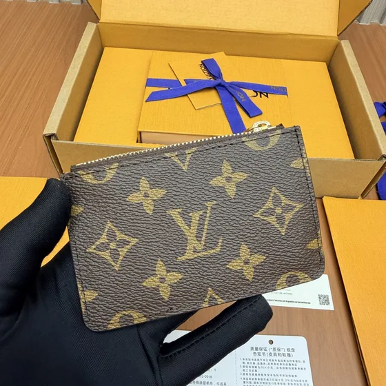 Louis Vuitton M82938 Card Holder بني Card Holder