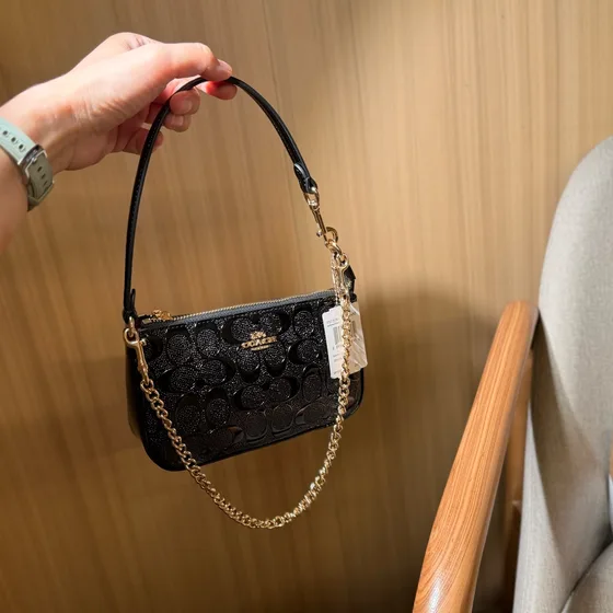 Coach Nolita 19 In Signature Piel Negro Wristlet/Estuche