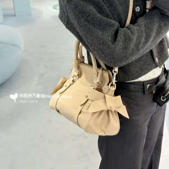 Miu Miu Nappa Læder Tophåndtag Bag With Bow Pockets Beige Tophåndtag