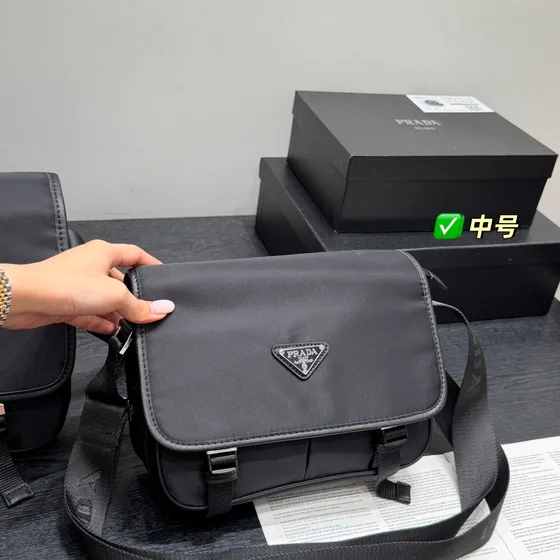 Prada Re-Nylon Sac épaule With Buckles Noir Crossbody