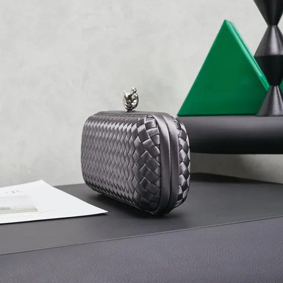 Bottega Veneta Intreccio Impero Knot Clutch Metallic Dark Grå Clutch
