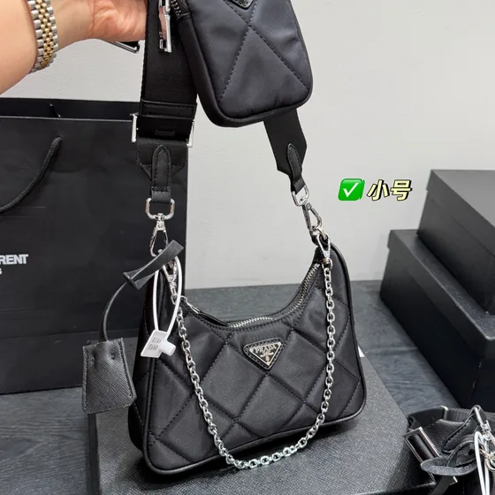 Prada Re-Edition 2005 Quilted Nylon Skuldertaske Sort Skuldertaske