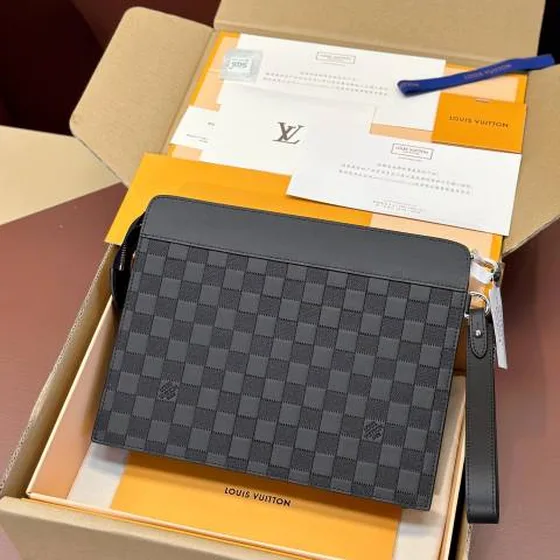 Louis Vuitton Pochette Voyage Damier Infini Black 21 x 27 x 5 cm everyday
