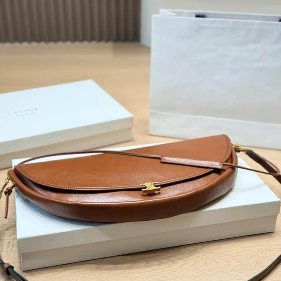Celine Triomphe Besace Clea Brun Crossbody