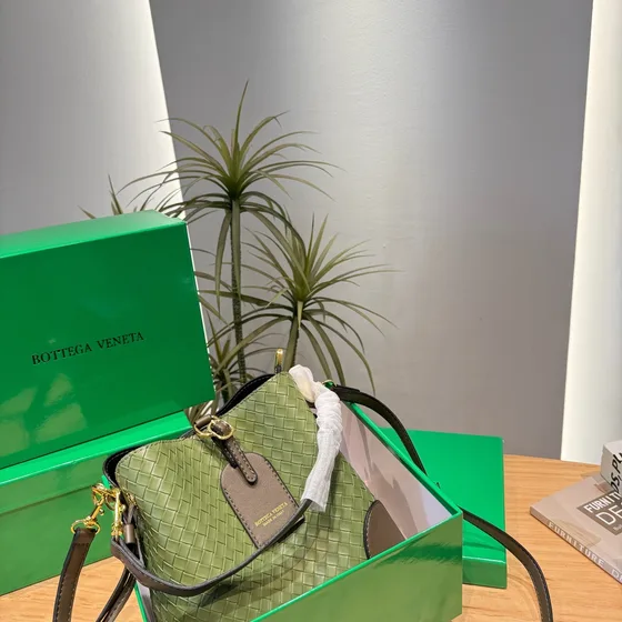 Bottega Veneta Intrecciato Bucket Bag Olive Green Shoulder Bag