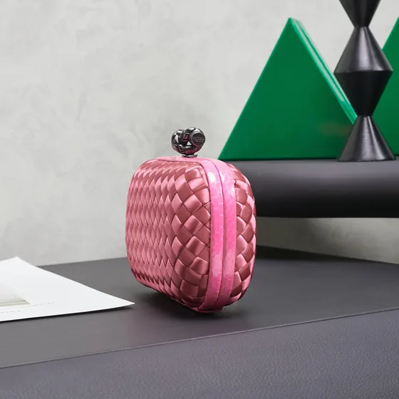 Bottega Veneta Intreccio Satin Knot Clutch Lyserød Clutch