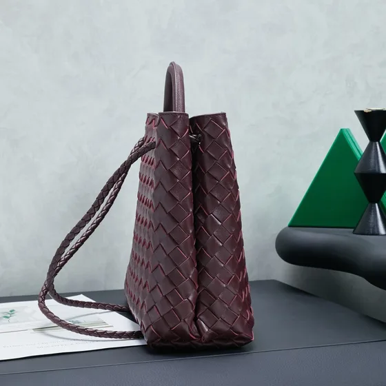 Bottega Veneta Andiamo Medium Merah marun Top Handle