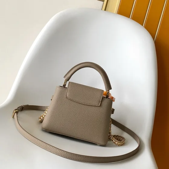 Louis Vuitton Capucines Bege Alça superior