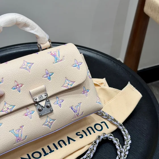 MCM Nano Madeleine Dream Beige With Iridescent Lilla Monog Tophåndtak