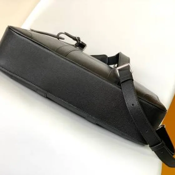 Louis Vuitton M30967 Svart Taiga läder 39 5 x 29 x 9 cm business