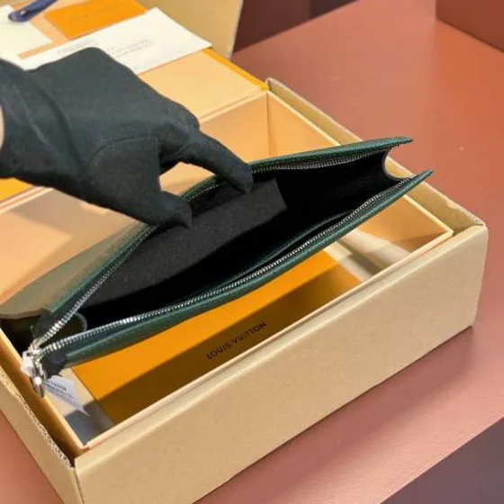 Louis Vuitton Pochette Voyage Xanh lá Taiga everyday