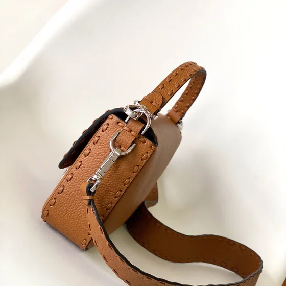 Fendi Baguette Selleria بني Top Handle