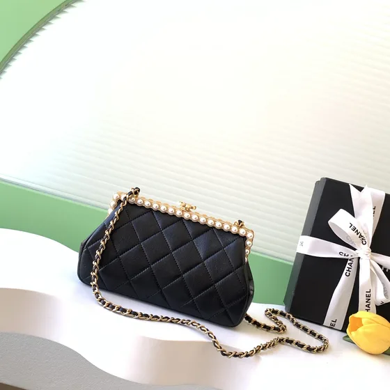 Chanel Pearl Frame Clutch With Chain Đen Clutch