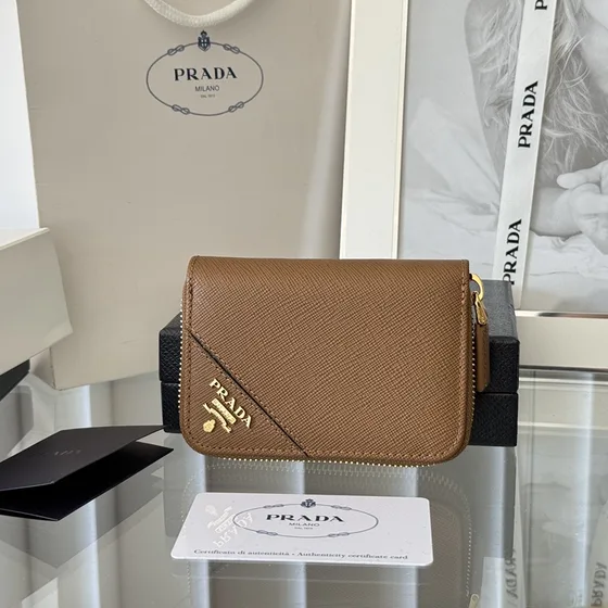 Prada Saffiano Leder Zip-Around Key Case Caramel Bruin Etui