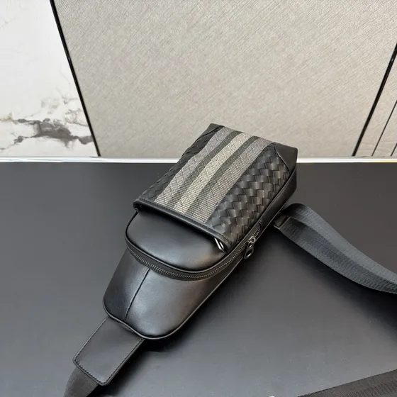Bottega Veneta Intrecciato Sling Bag Sort/Grå Crossbody