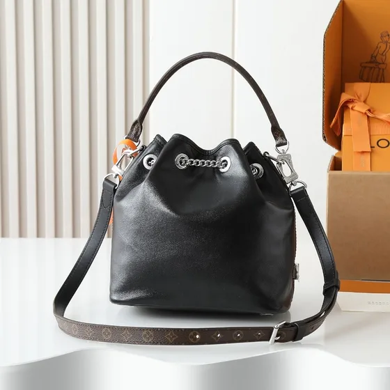 Louis Vuitton Noe Trunk สีดำ Crossbody