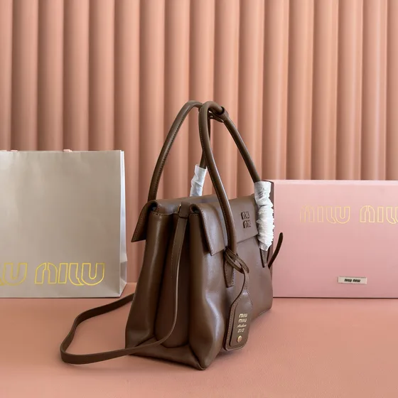 Miu Miu Leder Henkel Bag With Shoulder Strap Braun Henkel
